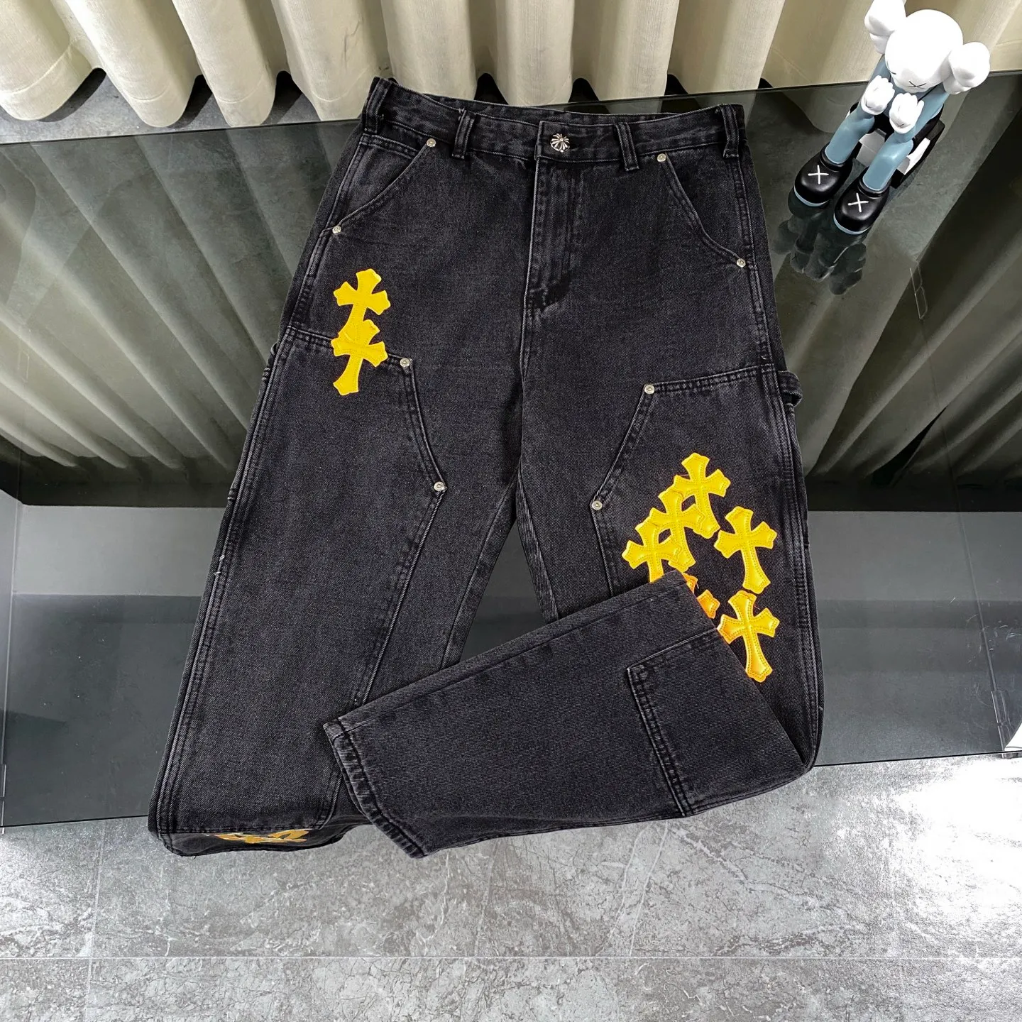 P270 CH Chromehearts yellow leather black denim overalls logging pants, price 34W level, patchwork cross pattern embellishment, washed jeans! ! An absolutely high-end luxury product, a 1.9W-level god-level single product, a super popular product, made by top heavy industry, a magic weapon that cannot be missed! [About Zangyin] This is an extremely luxurious fashion brand that can also be called the aristocracy of the high street. It has always been an exclusive brand for some hipsters or rich second generations. Compared with ordinary high streets, it is more luxurious and noble. Compared with luxury brands, it is more fashionable and individual. It has always been a brand that I have a special liking for. [Top heavy industry fashion design] Consistently high-street luxury style. Speaking of this style, the Zangyin family and GU family are definitely the leading representative brands. Especially the Zangyin family has really achieved a state-of-the-art effect in creating high-street style. The unique washed material is used to create this style. The color system is already quite eye-catching. After it is decorated with patchwork cross flowers, it cleverly highlights the charm of the brand. Secondly, this style uses classic The high-waist cutting design highlights the long legs and fashionable temperament of the upper body. The brand is highly recognizable and the slim fit configuration is more suitable for daily wear. It is a product that interprets personality, fashion, and specifications at a glance. This single product is enough to make any fan excited. It can be a white T-shirt for a youthful college style, or a tight suspender for a royal style. It has strong matching ability and can be easily controlled by men.  [Materials and craftsmanship] Needless to say, this point goes without saying. As an excellent craftsman brand, Zangyin’s requirements for details and craftsmanship are really perfect. The washed color of this model has gone through so many processes, not to mention the embellishment of denim appliques. It is also purely hand-made and sewn. Just like what they believe in, only hand-made things have soul and have the meaning of wear. A top-notch heavy-duty fashionable denim item, I look forward to your perfect interpretation! !  Color: black Size: 30-36